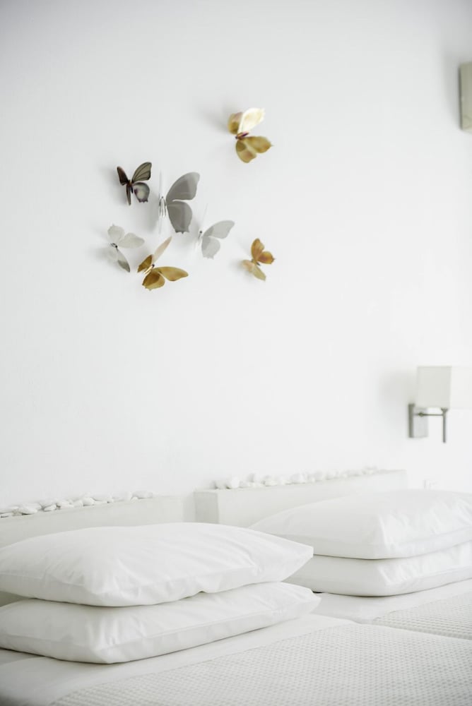 Hotel 28 — Hotel rooms in Kamari, South Aegean