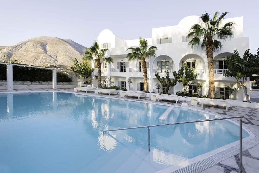 Hotel 28 — Main photo in Kamari, South Aegean