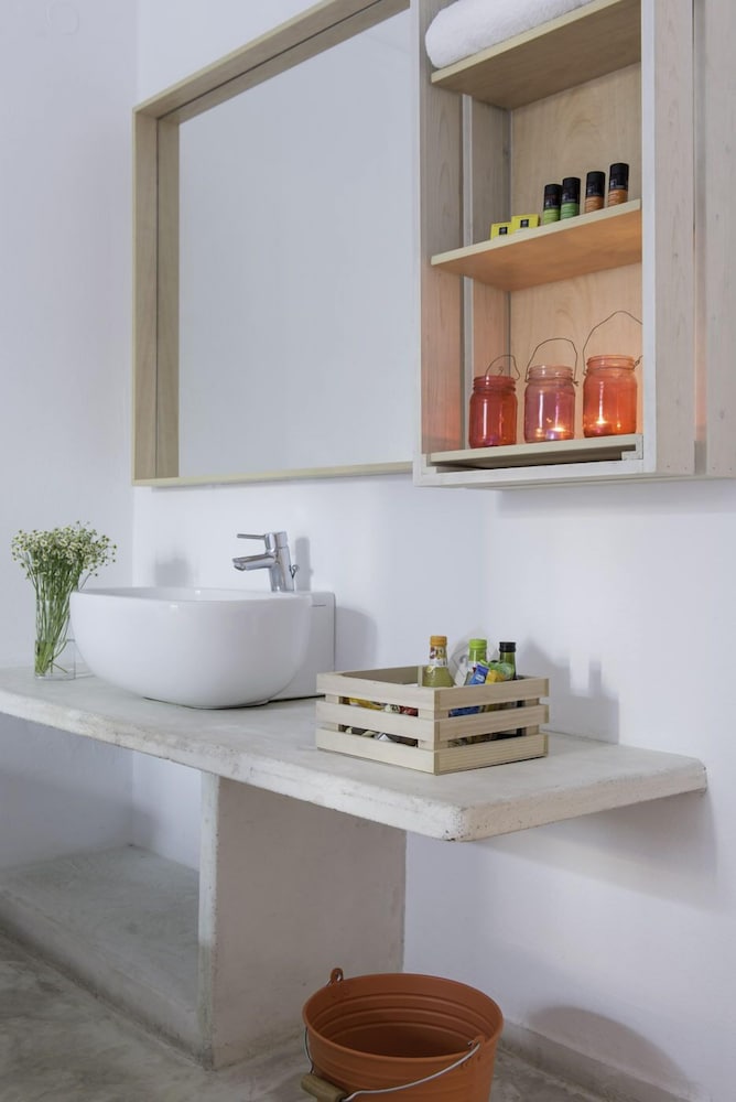 Hotel 28 — Hotel rooms in Kamari, South Aegean