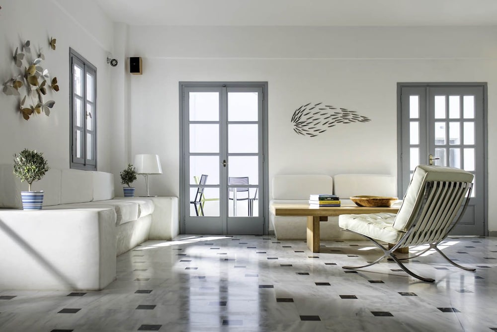 Hotel 28 — Hotel rooms in Kamari, South Aegean