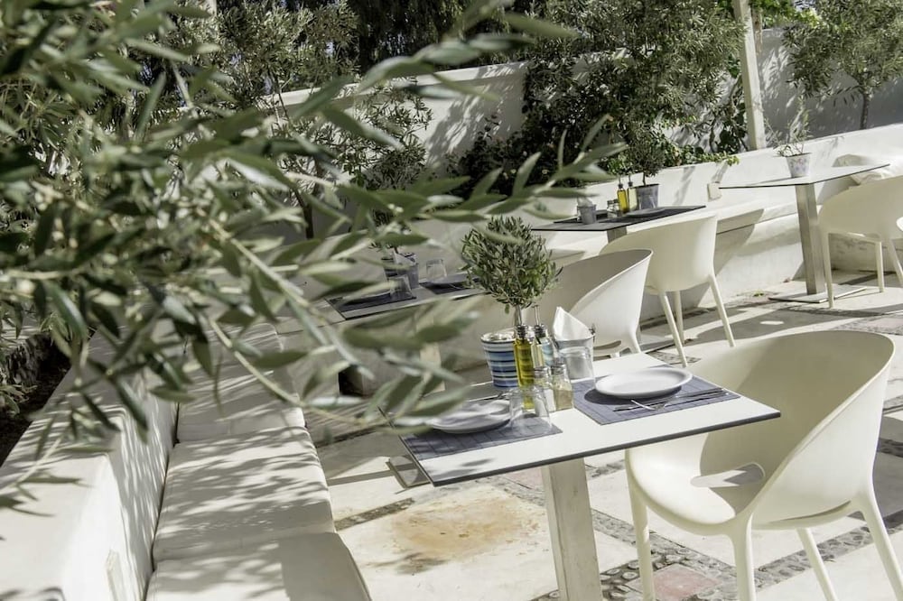 Hotel 28 — Restaurant & bars in Kamari, South Aegean