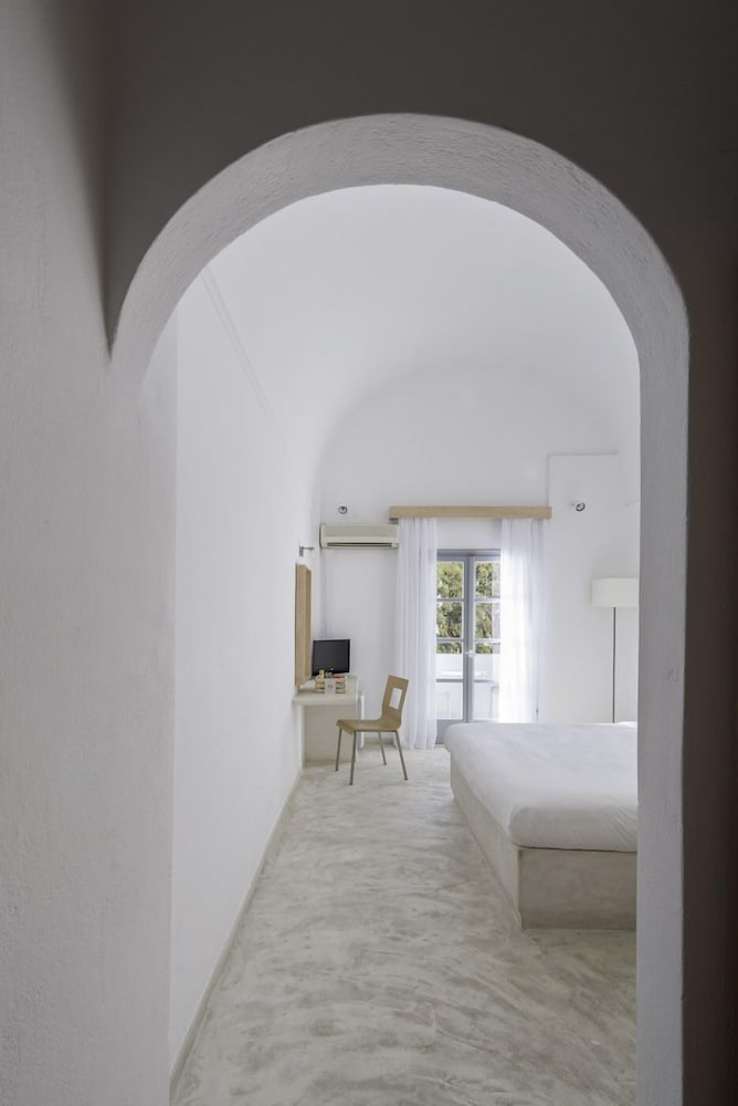 Hotel 28 — Hotel rooms in Kamari, South Aegean