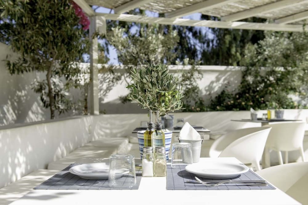 Hotel 28 — Restaurant & bars in Kamari, South Aegean