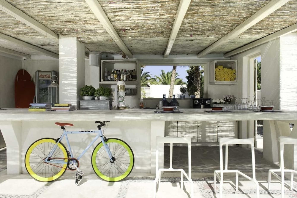 Hotel 28 — Restaurant & bars in Kamari, South Aegean