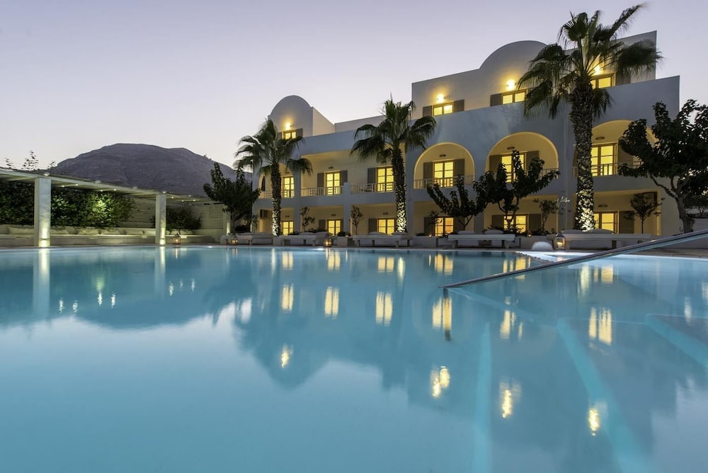 Hotel 28 — Swimming pool in Kamari, South Aegean