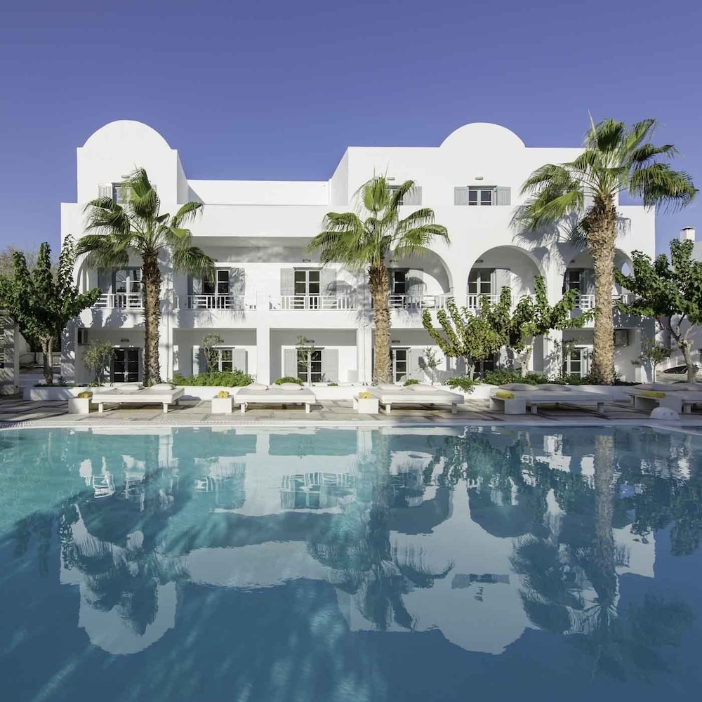Hotel 28 — Hotel building in Kamari, South Aegean