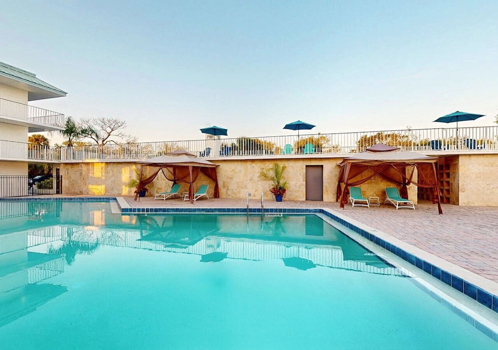 Park Royal Orlando managed by Accor — Swimming pool in Kissimmee, Florida