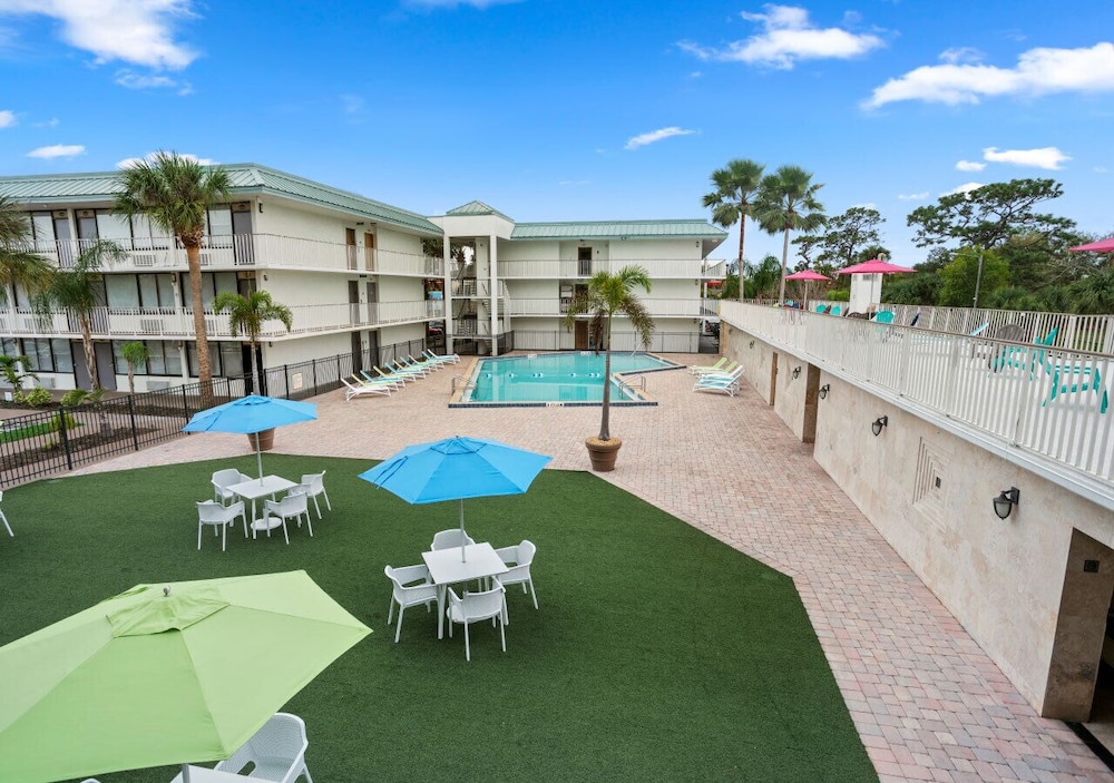 Park Royal Orlando managed by Accor — Swimming pool in Kissimmee, Florida