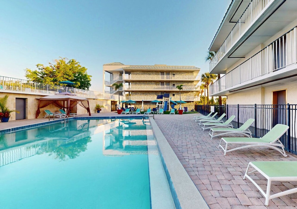 Park Royal Orlando managed by Accor — Swimming pool in Kissimmee, Florida