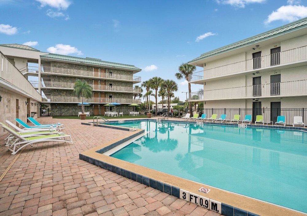Park Royal Orlando managed by Accor — Swimming pool in Kissimmee, Florida