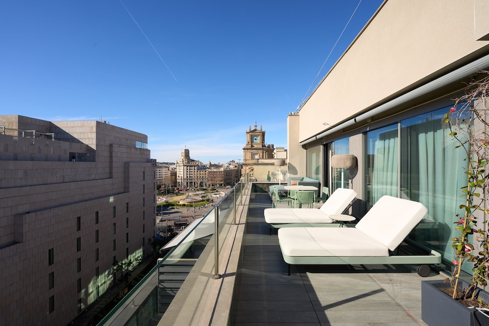 Catalonia Square — Attractions in the area in Barcelona, Catalonia