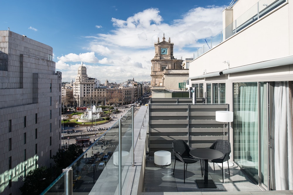 Catalonia Square — Attractions in the area in Barcelona, Catalonia