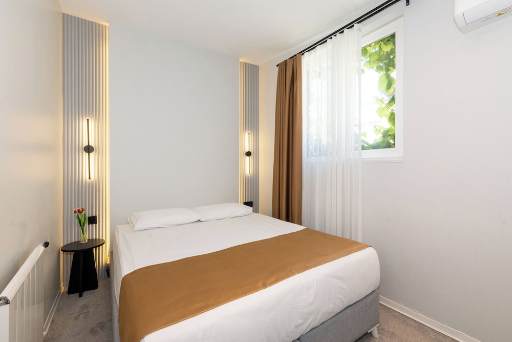Istanbul Holiday Hotel — Hotel rooms in Istanbul, Istanbul