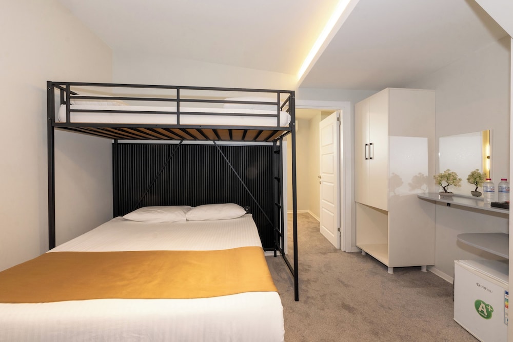 Istanbul Holiday Hotel — Hotel rooms in Istanbul, Istanbul