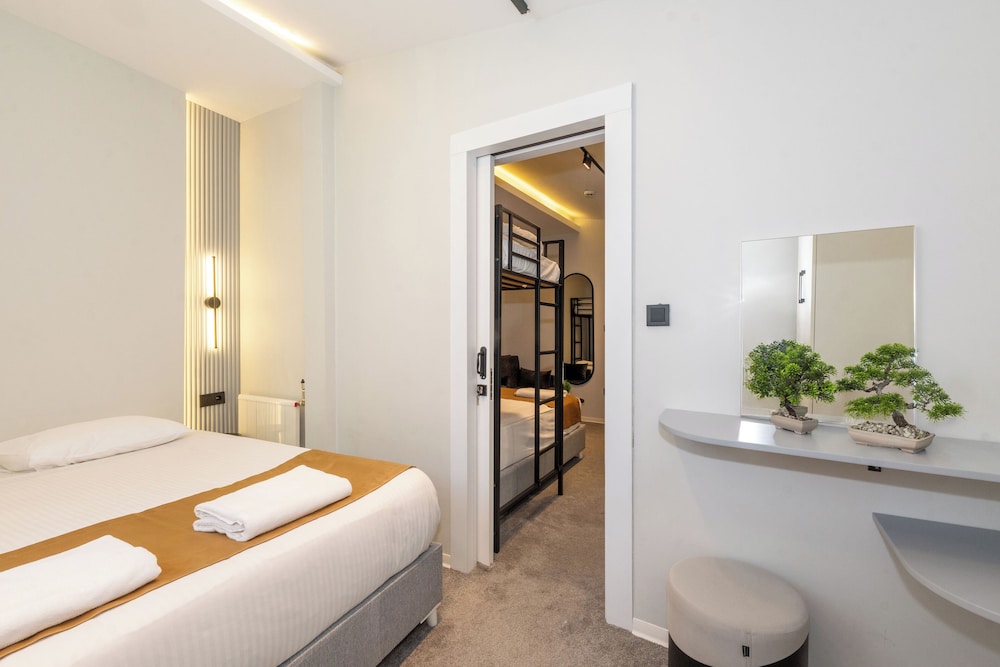 Istanbul Holiday Hotel — Hotel rooms in Istanbul, Istanbul