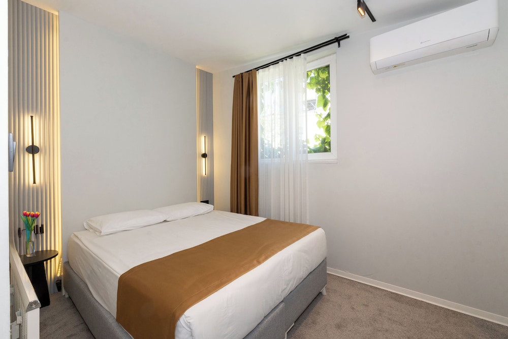 Istanbul Holiday Hotel — Hotel rooms in Istanbul, Istanbul