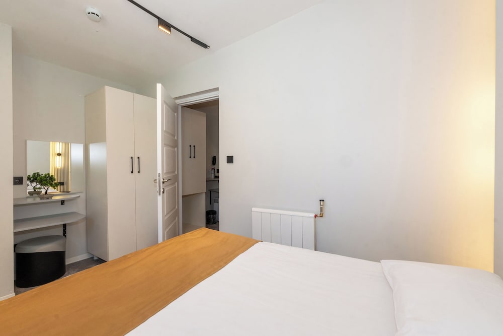 Istanbul Holiday Hotel — Hotel rooms in Istanbul, Istanbul
