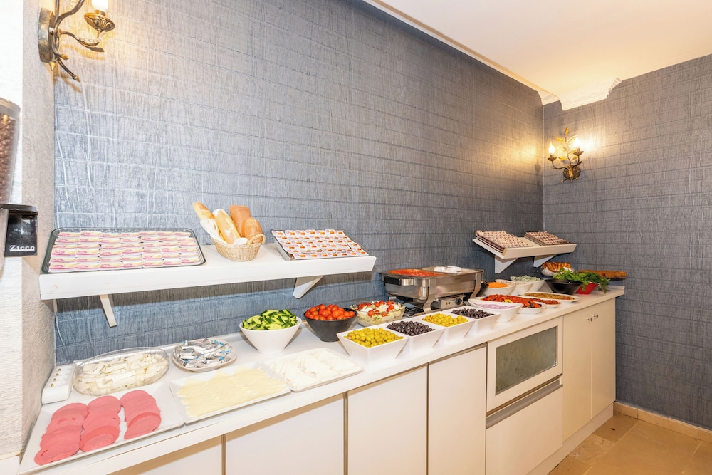 Istanbul Holiday Hotel — Restaurant & bars in Istanbul, Istanbul