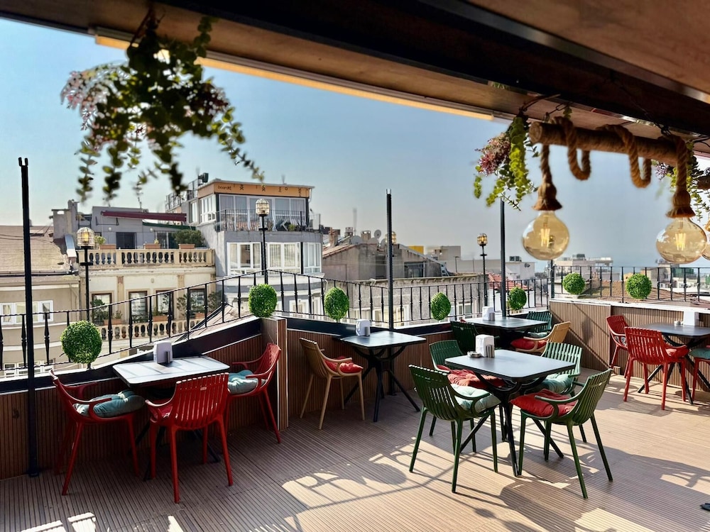 Istanbul Holiday Hotel — Restaurant & bars in Istanbul, Istanbul