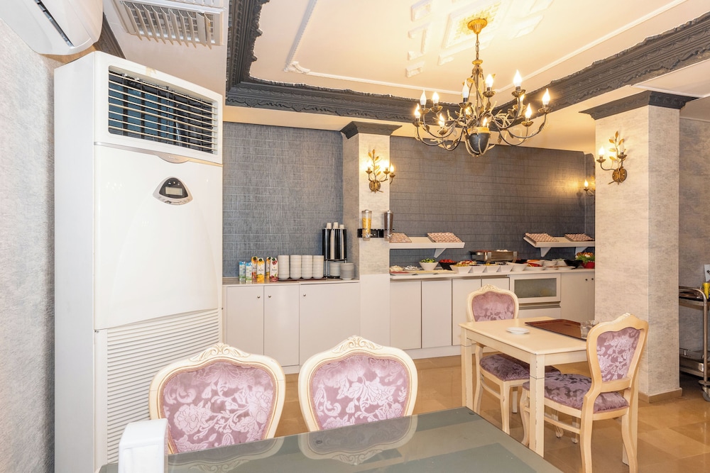 Istanbul Holiday Hotel — Restaurant & bars in Istanbul, Istanbul