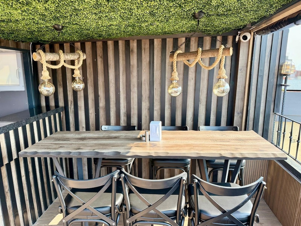 Istanbul Holiday Hotel — Restaurant & bars in Istanbul, Istanbul