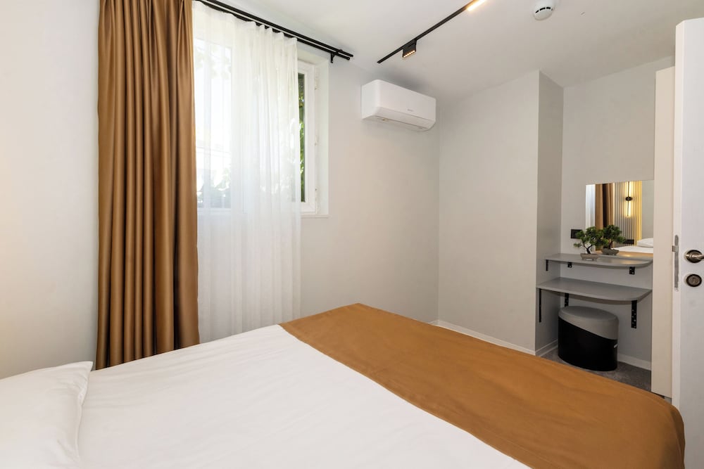 Istanbul Holiday Hotel — Hotel rooms in Istanbul, Istanbul