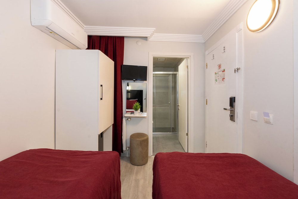Istanbul Holiday Hotel — Hotel rooms in Istanbul, Istanbul
