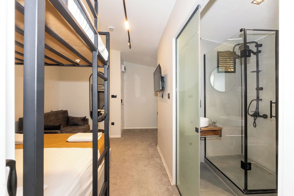 Istanbul Holiday Hotel — Hotel rooms in Istanbul, Istanbul