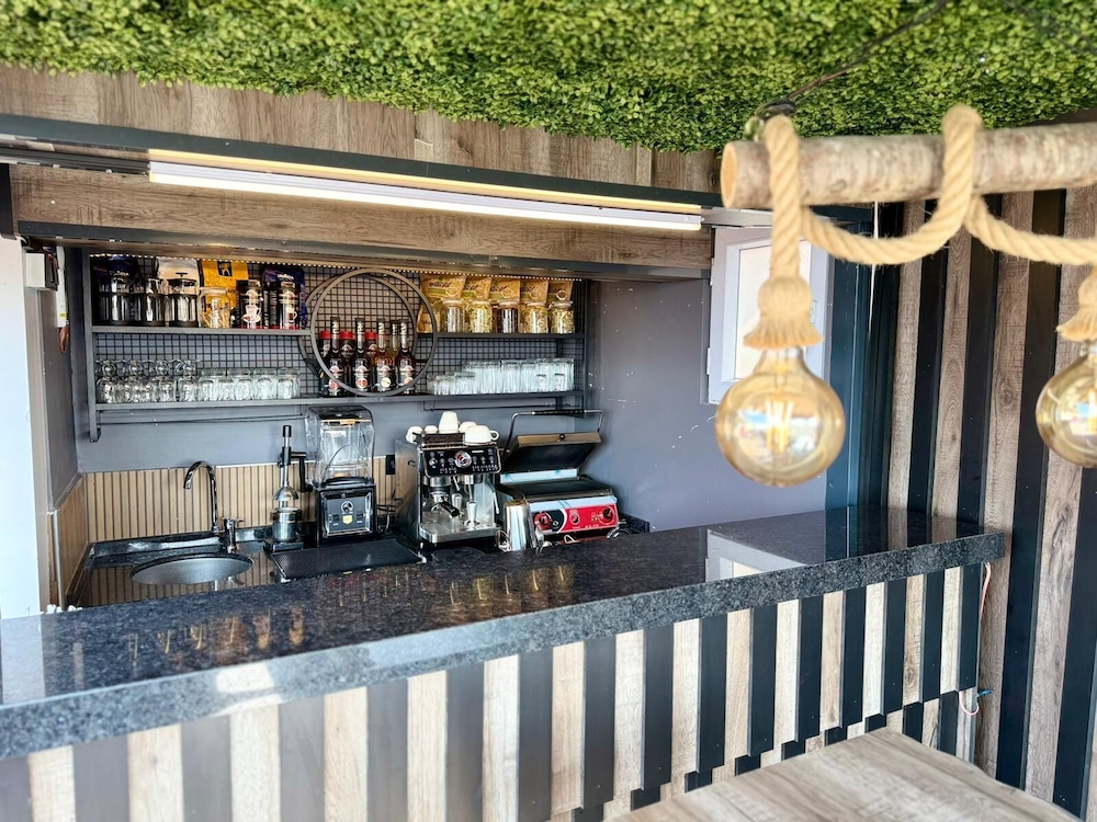 Istanbul Holiday Hotel — Restaurant & bars in Istanbul, Istanbul
