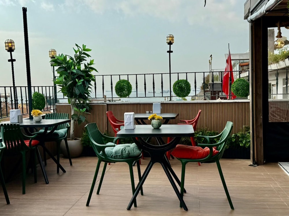 Istanbul Holiday Hotel — Restaurant & bars in Istanbul, Istanbul