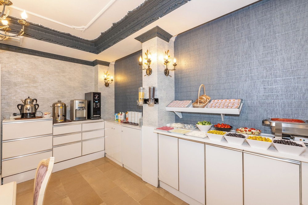 Istanbul Holiday Hotel — Restaurant & bars in Istanbul, Istanbul