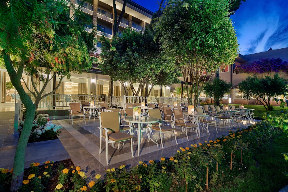 Papillon Ayscha Resort & Spa - All Inclusive — Restaurant & bars in Belek