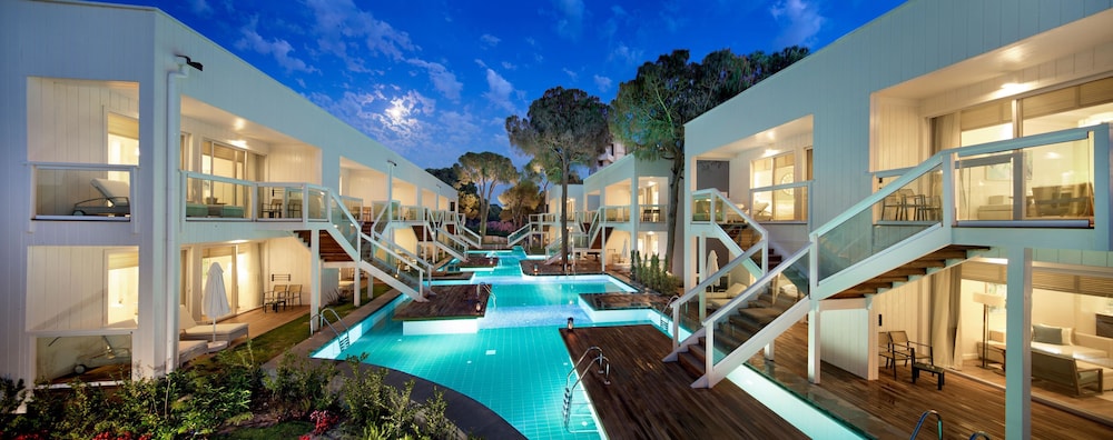 Papillon Zeugma Relaxury — Swimming pool in Belek