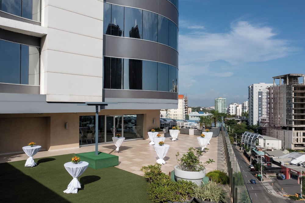 Embassy Suites by Hilton Santo Domingo — Hotel building in Santo Domingo, Distrito Nacional