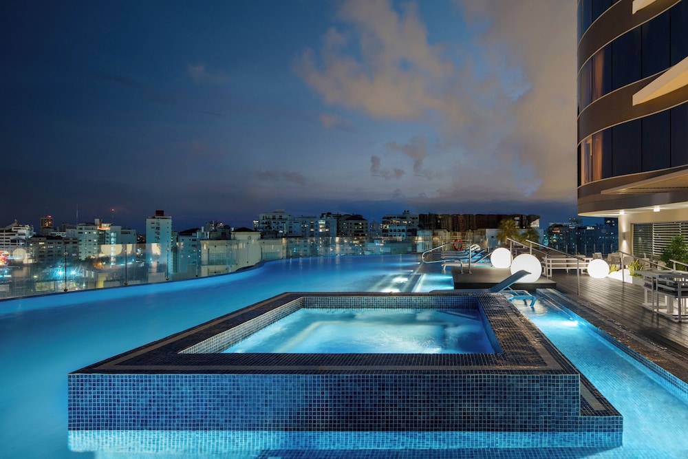 Embassy Suites by Hilton Santo Domingo — Swimming pool in Santo Domingo, Distrito Nacional