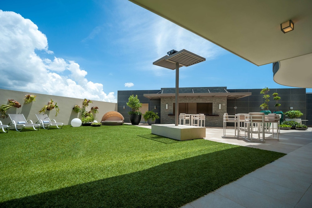 Embassy Suites by Hilton Santo Domingo — Restaurant & bars in Santo Domingo, Distrito Nacional