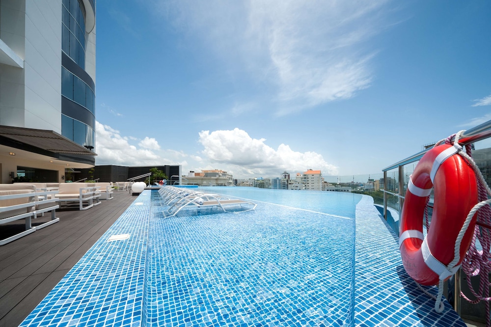 Embassy Suites by Hilton Santo Domingo — Swimming pool in Santo Domingo, Distrito Nacional