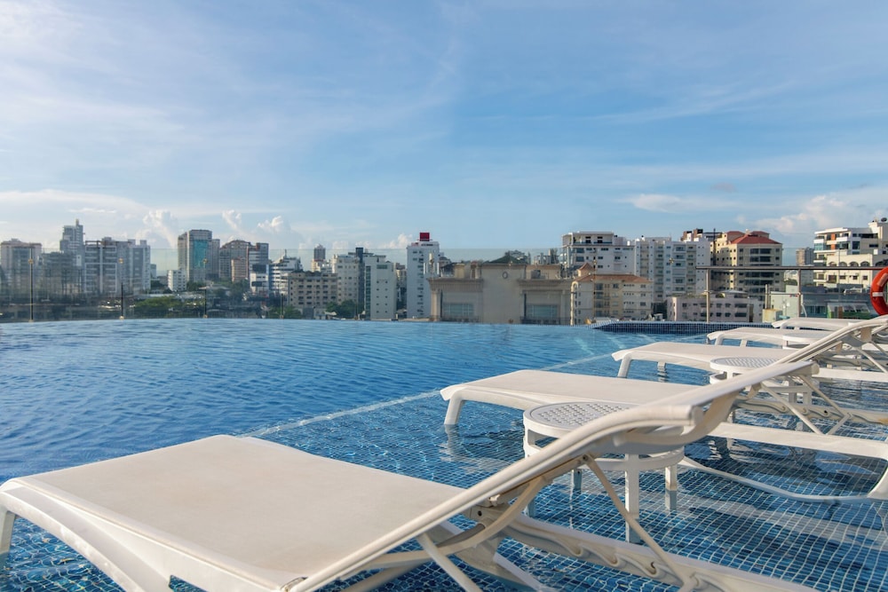 Embassy Suites by Hilton Santo Domingo — Swimming pool in Santo Domingo, Distrito Nacional