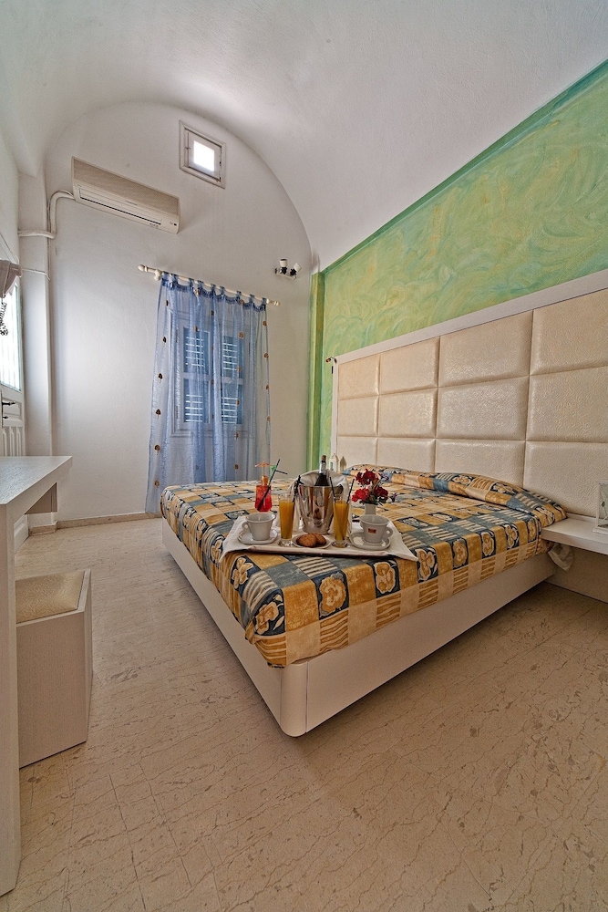 Sellada Apartments — Hotel rooms in Kamari, South Aegean