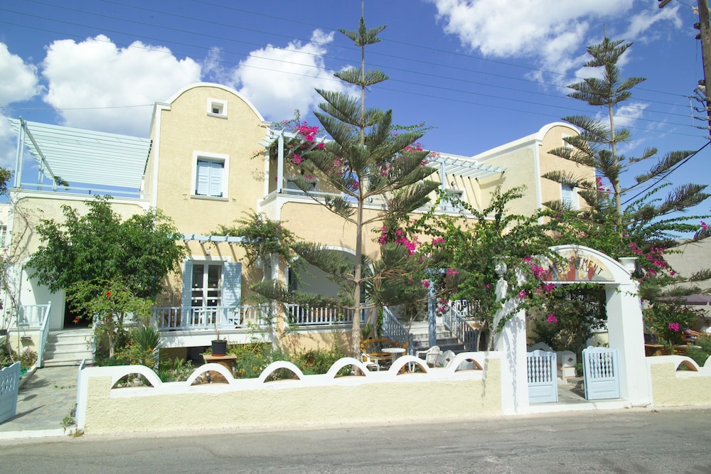 Sellada Apartments — Hotel building in Kamari, South Aegean