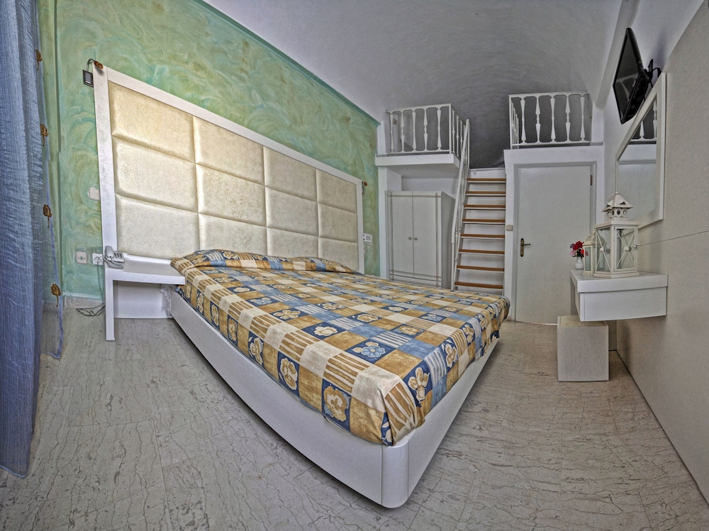 Sellada Apartments — Hotel rooms in Kamari, South Aegean