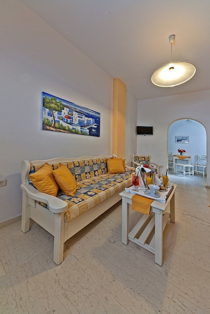 Sellada Apartments — Hotel rooms in Kamari, South Aegean