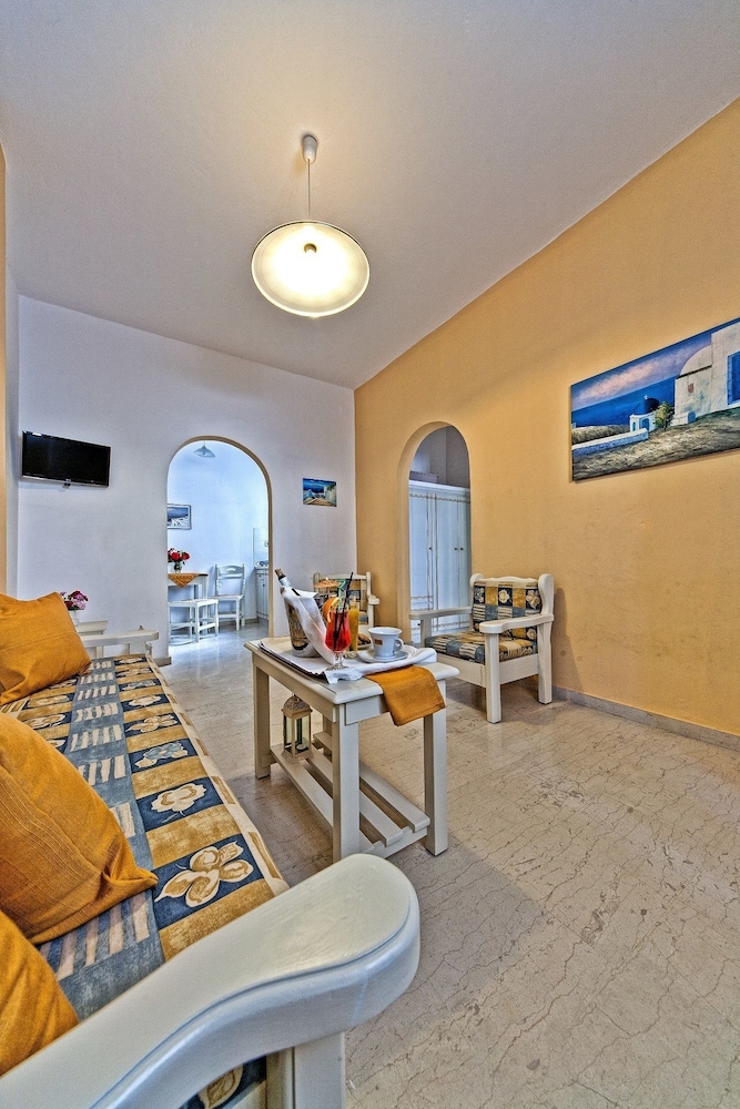 Sellada Apartments — Hotel rooms in Kamari, South Aegean