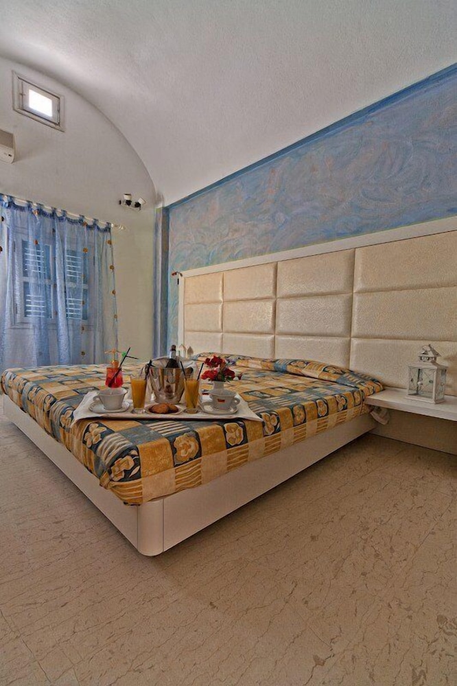 Sellada Apartments — Hotel rooms in Kamari, South Aegean