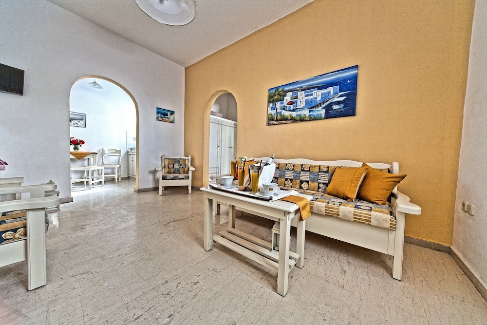 Sellada Apartments — Hotel rooms in Kamari, South Aegean