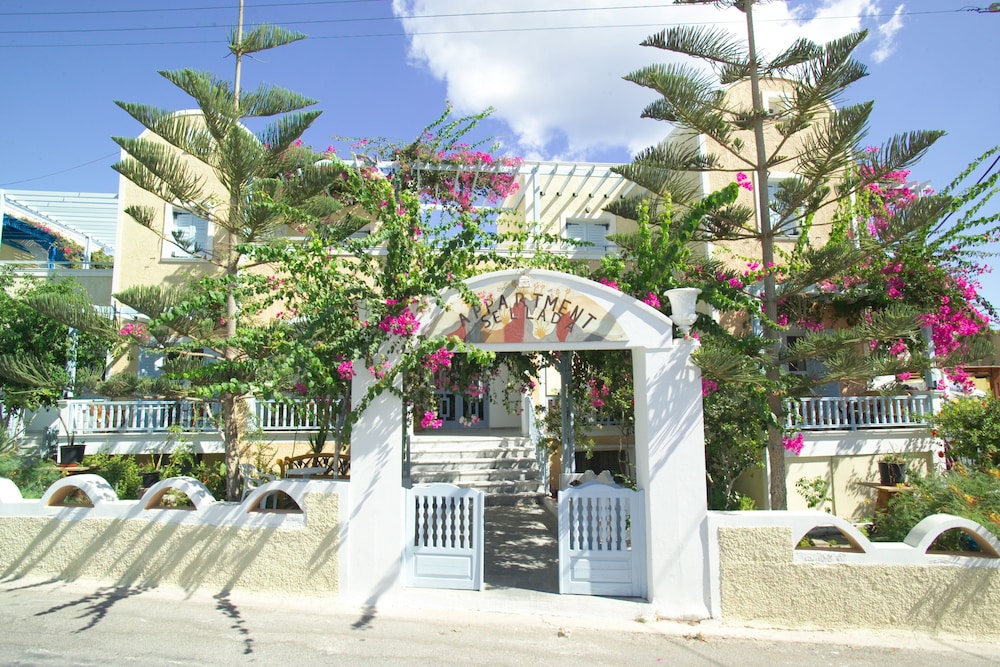 Sellada Apartments — Hotel building in Kamari, South Aegean