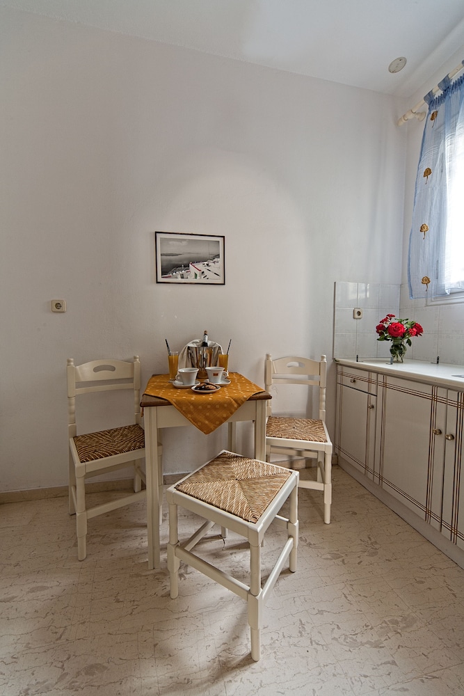 Sellada Apartments — Hotel rooms in Kamari, South Aegean