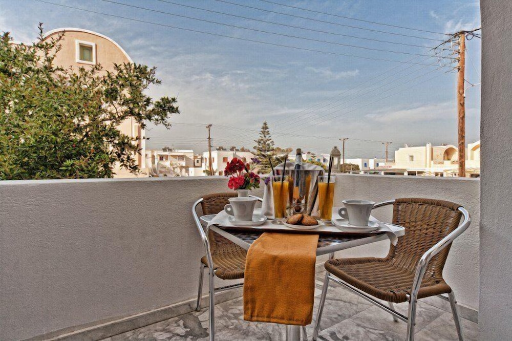 Sellada Apartments — Hotel rooms in Kamari, South Aegean