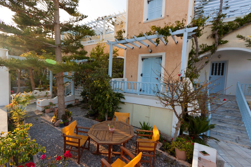 Sellada Apartments — Hotel building in Kamari, South Aegean