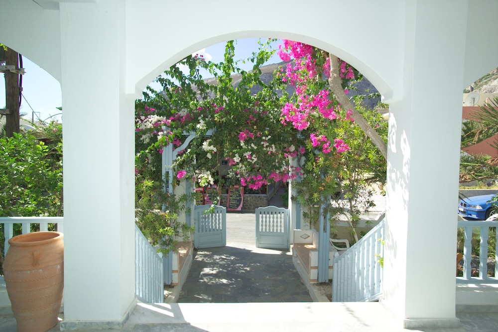 Sellada Apartments — Hotel building in Kamari, South Aegean